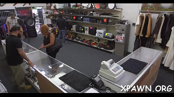 Packendes Monster hämmert die Höhle des lüsternen brünetten Babes