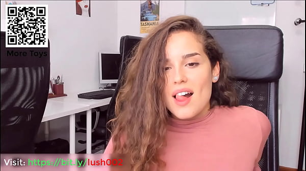 Pinky Girl gioca con i giocattoli e ottiene l'orgasmo.