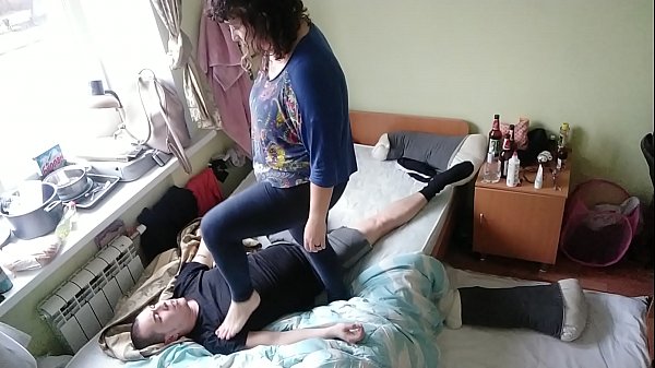 Fußdominanz/Fuß-/Sockendominanz/Barfuß/Fußlockerer/Karate-Füße/Mixed Wrestling/Mixed Fighting/Fußdemütigung/Fußanbetung/Fußknebel/Sockenknebel/Trampling/Handtrampling/Bauchsitz/Brustsitz/Siegespose