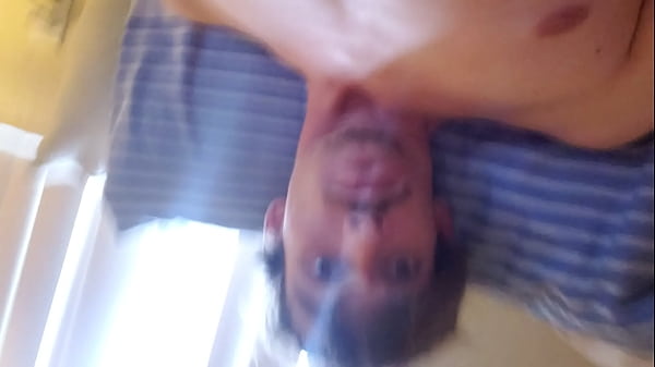 Chico timido se mete un viberador en el culo mientras se masterbata