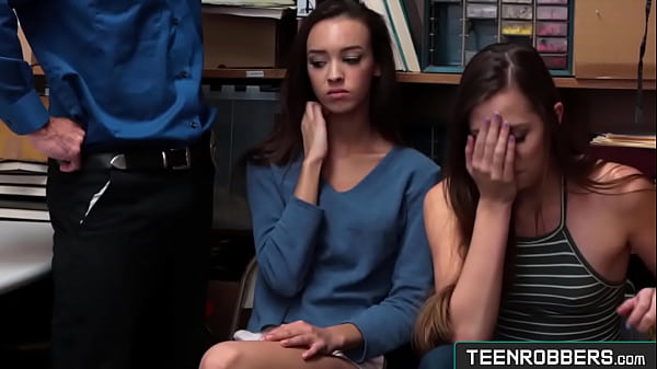 El guardia se aprovechó de su autoridad y se folla a dos ladrones putas - Teenrobbers.com