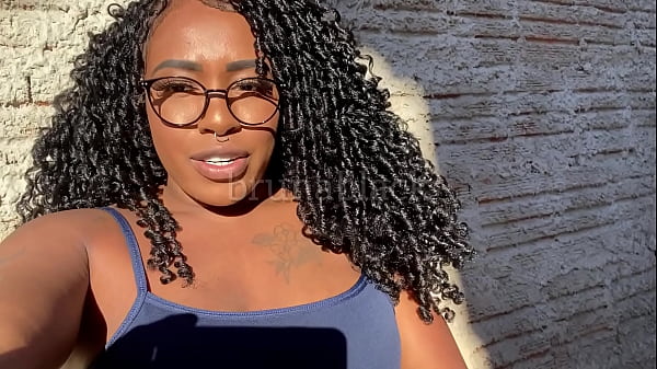 JOI- Novinha negra gozando deliciosamente enquanto masturba sua bucetinha cremosa na fazenda. BRUB