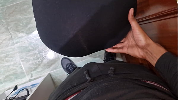 Le pago dinero a la sirvienta de mi madre a cambio de una buena mamada con garganta profunda