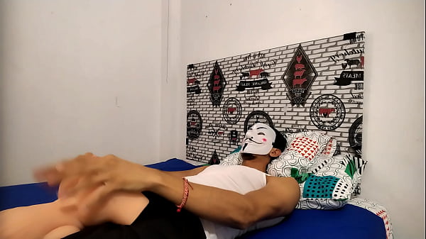 Il mio grosso cazzo raggiunge l'orgasmo con una bambola del sesso