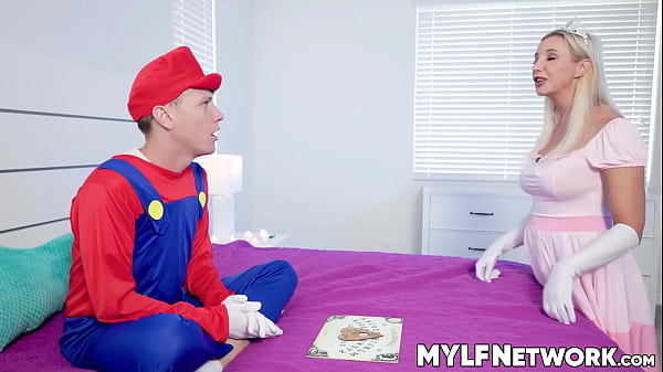 Sophia loves Halloween! She loves this spooky date that she can be a little too enthusiastic. In contrast, Rion, his Grinch stepson, is sick of it.