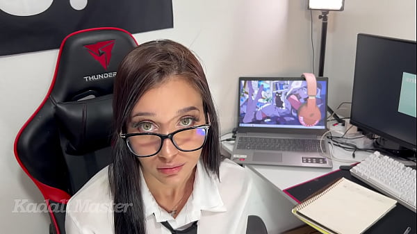 Nettes junges Mädchen tritt auf