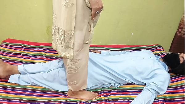 Indian Desi Bhabhi's pussy's ass was fucked by the servant's fat cock and the servant's cock inserted it into me.