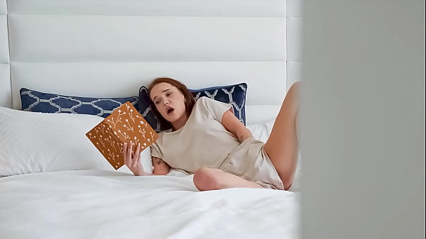 Bella ragazza sorpresa a masturbarsi con il suo libro sporco - PervTeen