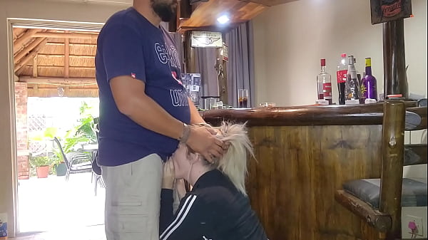 La donna tradisce sempre la bionda carina sollevando la gonna per una sveltina