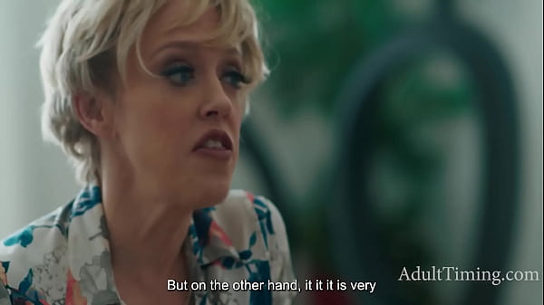 Atemberaubendes Teenie-Mädchen tanzt im BDSM