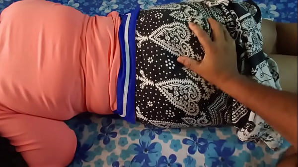 La ragazza attraente prende in giro