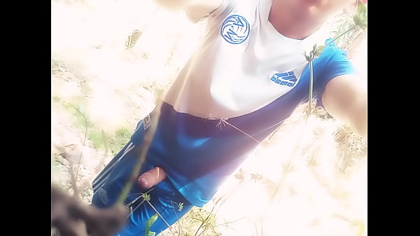 Il ragazzo si masturba nel cespuglio