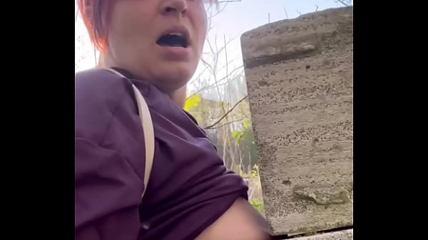 La mia Pasqua stravagante: umiliazione e orgasmi bdsm nella foresta