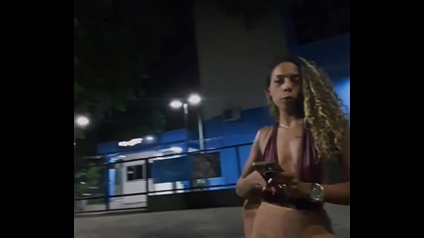 Bella ragazza teenager posa in anale