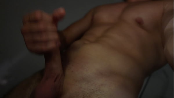 Um cara musculoso mostra o pau no chuveiro