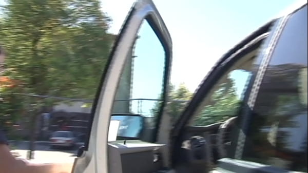 Bella teenager mostra un pompino