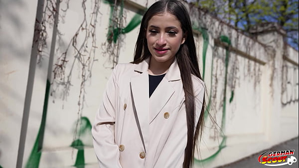 SCOUT ALEMÁN - La pequeña colombiana Sofia Smith habla con un casting para follar en un viaje de vacaciones en Berlín