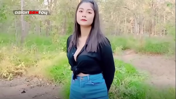 Grande carga de esperma flui da buceta adolescente asiática para o chão