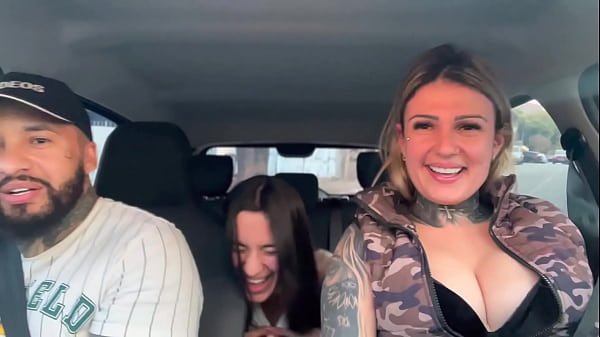 Attraente ragazza teenager si esibisce in un ambiente amatoriale