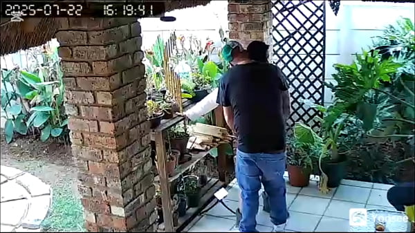 Spycam: ho sorpreso mia moglie a tradirmi con i miei due migliori amici mentre ero al lavoro