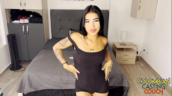 La piccola latina Ciara Ivy'_s per la prima volta e ndash_ la magra colombiana cavalca cruda