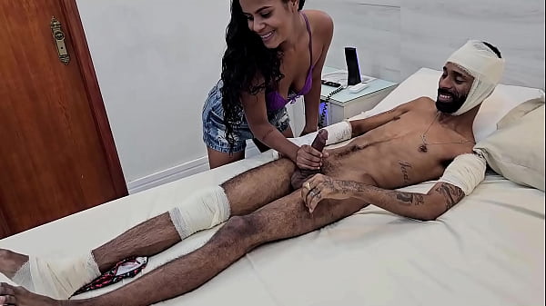 È andato a trovare il suo amico che è stato investito e si è lasciato scopare con la sua giovane ragazza porca nella stanza privata dell'ospedale