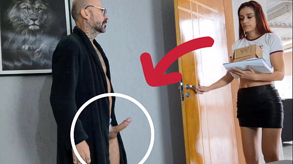 La giocosa ragazza teenager si esibisce in un creampie