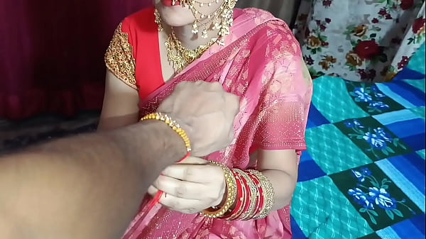 Về Rakshabandhan, chị kế tỏ ra không hài lòng khi trói Rakhi vào người anh kế như một món quà bằng giọng Hindi trong trẻo