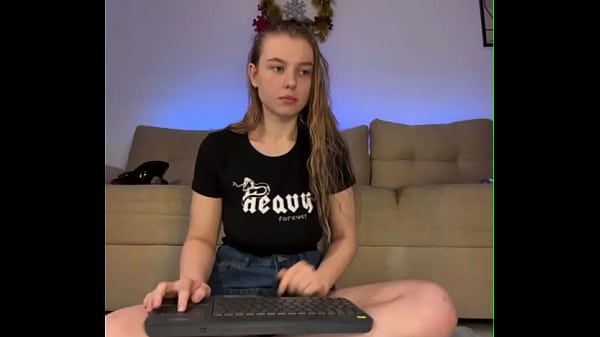 Amazing Teen Girl enjoys herself in shaved_pussy