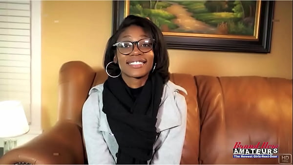 ¡La nerd morena Cutie Sylvia sopla una gran polla para montarla después de masturbarse!