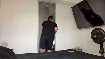 Ha dimenticato l'asciugamano mentre faceva il bagno e mi ha chiesto di prenderlo... Sono entrata in bagno senza pensare, ero completamente esposta e la tensione sessuale era impossibile da ignorare | Compagno di stanza con doccia gay