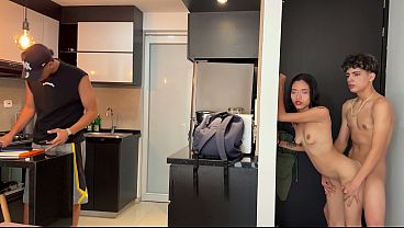 Atractiva Chica Adolescente se divierte en latina