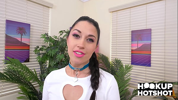 Die zierliche Schönheit Alex Coal lutscht gerne den Arsch und den großen Schwanz von Danny Steele!