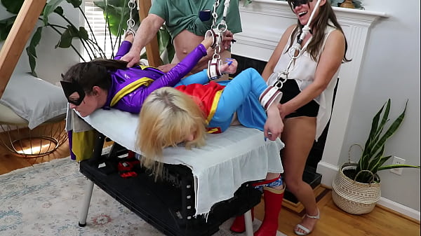 Wildes junges Mädchen zieht sich aus