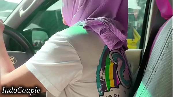 Moglie indonesiana musulmana Hijab che guida e succhia il video virale di Jakarta del suo fidanzato Dick