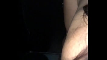 Le dije al marido que trabajaba horas extras pero que iba a la casa Swing. Casada muy traviesa, va a casa de Swing y reparte su coño en la discoteca.