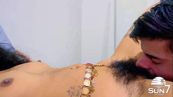 La giovane latina posa in video