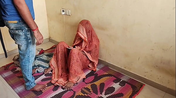 Desi Bhabhi con tette enormi e culo grosso si spoglia e scopa