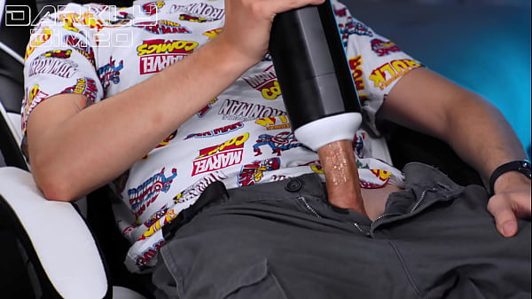 Ragazzo arrapato usa un giocattolo automatico che dà al suo grosso cazzo duro un potente orgasmo facendogli pulsare il cazzo