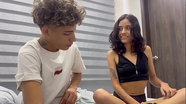 Meine kleine Stiefschwester entdeckt mich beim Spielen mit ihrer Unterwäsche und ich will ordentlich ficken. ECHTER AMATEUR-SEX.