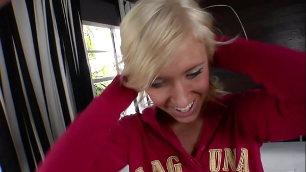 La bella magra ha dovuto dimostrare la sua età legale prima di saltare sul cazzo e prendere un po' di latte maschile in bocca