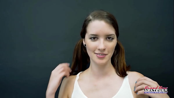 ¡La flaca estudiante morena Starshine chupa una gran polla para montarla y la ordeña!