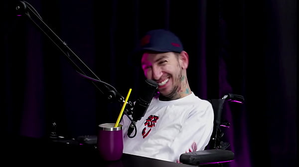 He didn't plan on getting into comedy, he graduated in psychology, they think people with disabilities don't have sex, he received threats, and those who don't understand him... - Biel do Olhar sob roda - (WATCH ON: SHEER/RED)