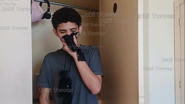 Bella teenager stuzzica il pompino