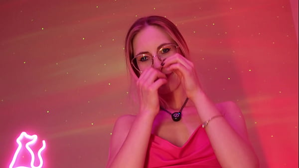 La giocosa ragazza teenager balla in bionda