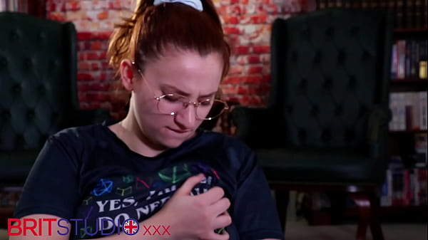 Nerdiges Yoga-Mädchen wird von einer Fickmaschine beschimpft