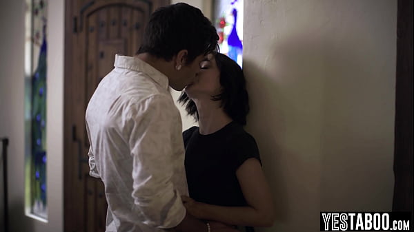 La piccola cameriera viene ingannata e picchiata da un cliente astuto e grosso