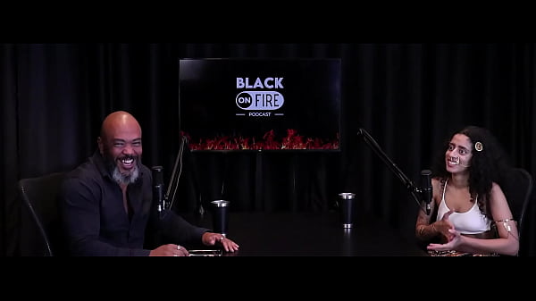 Gosta de gordas, quer continuar solteira, est&aacute_ louca pra dar o cu, e o vibrador que a m&atilde_e lhe deu... - Bibi Hourani (WATCH ON: SHEER/RED)