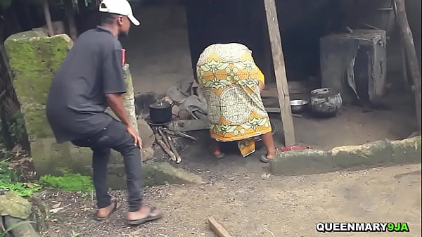 Scharfer Mieter fickte die Frau des Vermieters, während er in ihrer örtlichen Küche kochte