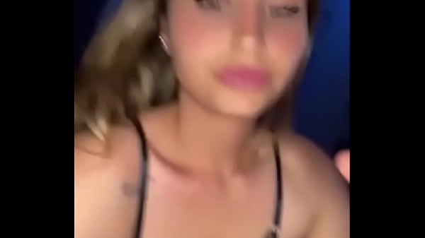 Heiße, wunderschöne Teenie neckt - Blondine